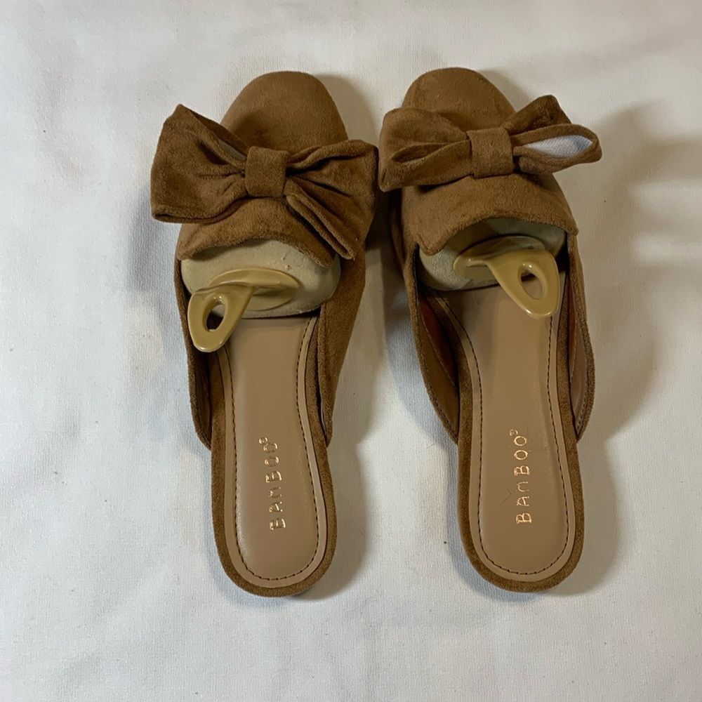 Bamboo size 7.5 slip on tan suede slide flats with bow detail